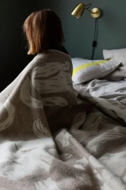 Lapuan Kankurit Kissanpäivät blanket, beige - white