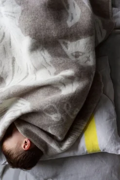 Lapuan Kankurit Kissanpäivät blanket, beige - white