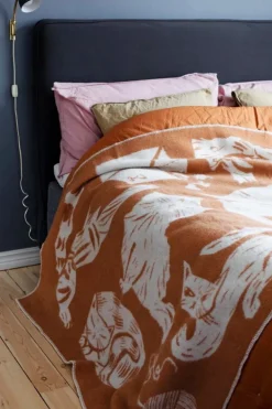 Lapuan Kankurit Kissanpäivät blanket, cognac - white