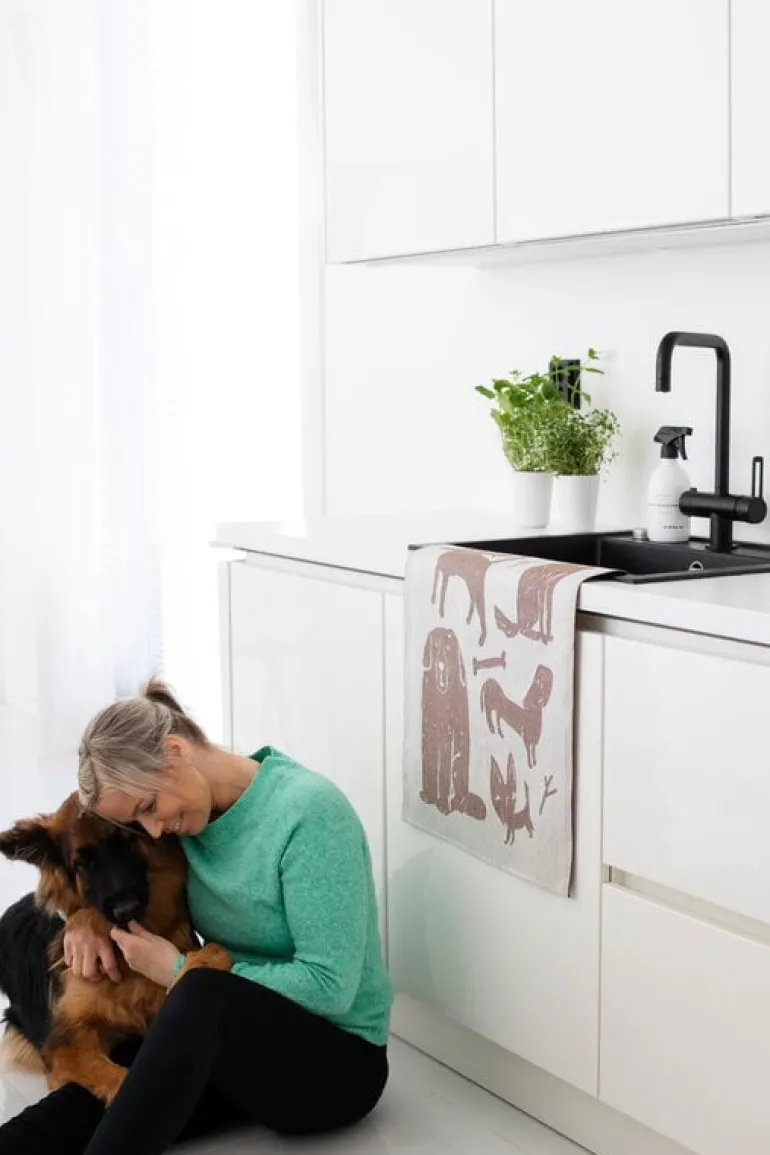 Lapuan Kankurit Koirapuisto tea towel, white - brown