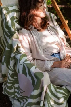 Lapuan Kankurit Kuutamo throw, olive - rose