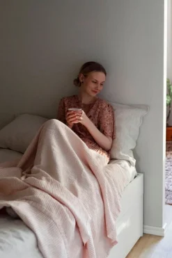 Lapuan Kankurit Maja blanket, white - rosa