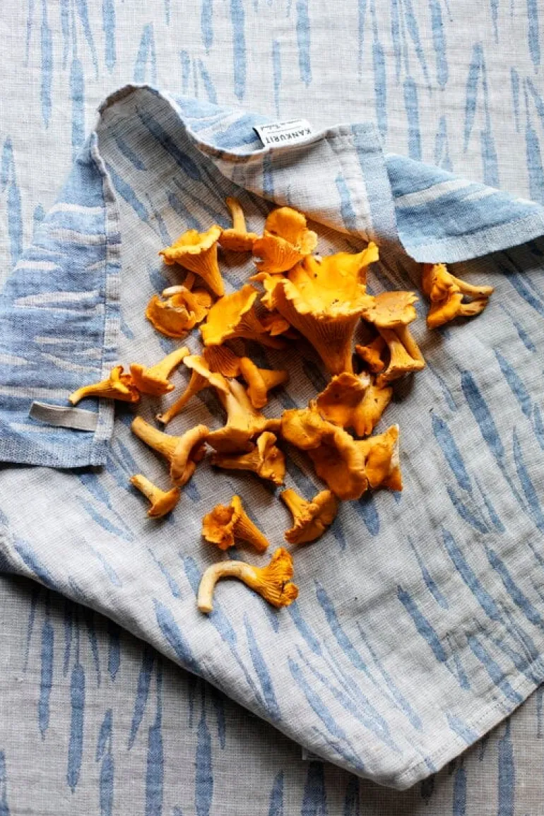 Lapuan Kankurit Osmankäämi table cloth/throw, 145 x 200 cm, linen - blue