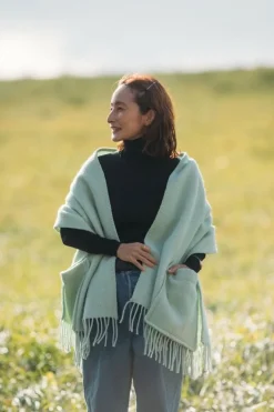 Lapuan Kankurit Uni pocket shawl, mint