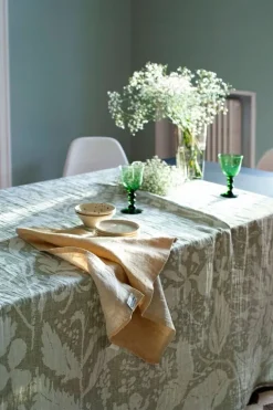 Lapuan Kankurit Villiyrtit tablecloth/throw, 150 x 200 cm, white - olive