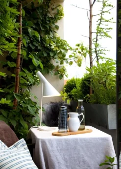 Louis Poulsen AJ table lamp V3, white