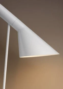 Louis Poulsen AJ table lamp V3, white