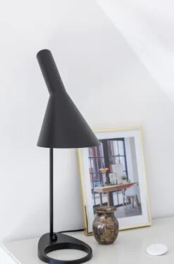 Louis Poulsen AJ table lamp V3, black