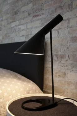 Louis Poulsen AJ table lamp V3, black