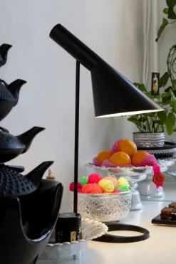 Louis Poulsen AJ table lamp V3, black