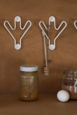 Maze Buddy wall hanger, white