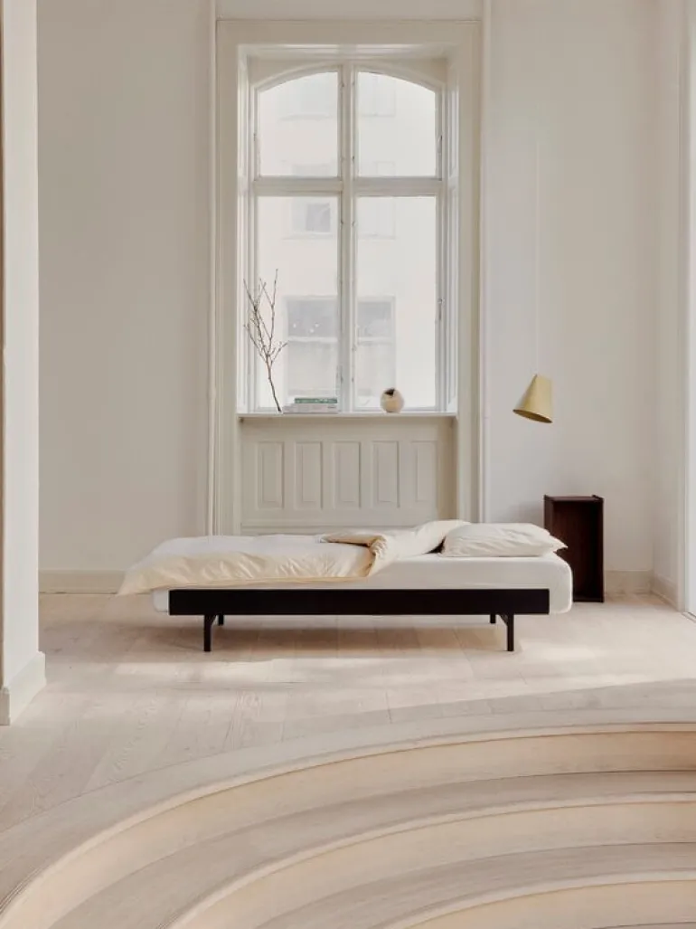 Moebe Bed, 90-180 cm, black