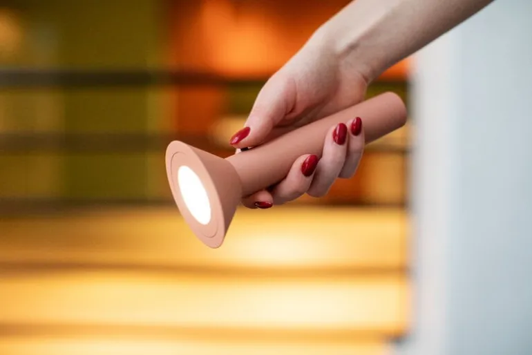 Mono Light Dawn Patrol flashlight, beige red