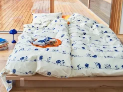 Moomin Arabia Moomin mug, Stinky in action