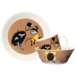 Moomin Arabia Moomin mug, Stinky in action