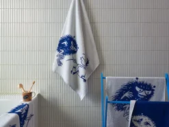 Moomin Arabia Moomin mug, Stinky in action