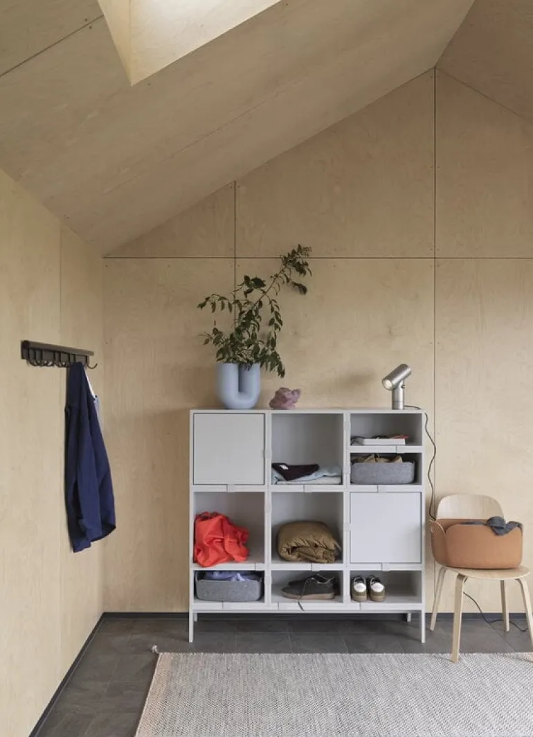 Muuto Stacked podium with tube base, 131 x 35 x 17 cm, grey