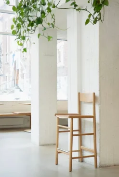 Nikari Akademia High bar chair, 65 cm, lacquered oak