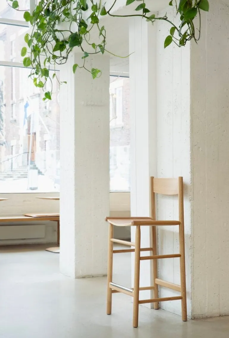 Nikari Akademia High bar chair, 65 cm, lacquered oak