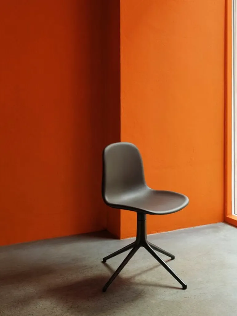 Normann Copenhagen Form Swivel 4L chair, black - brandy leather Ultra