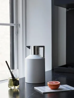 Normann Copenhagen Geo vacuum jug 1,5 L, white - silver
