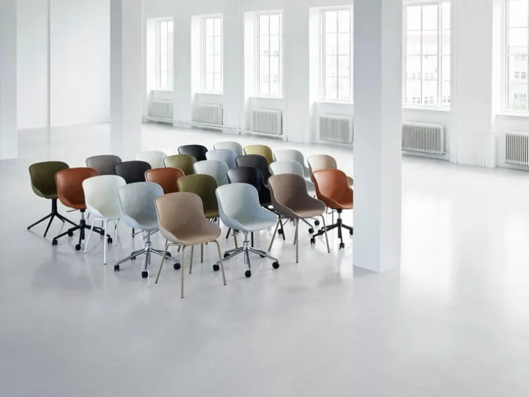 Normann Copenhagen Hyg chair with 5 wheels, swivel, aluminium - Main Line Flax 20