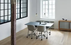 Normann Copenhagen Hyg chair with 5 wheels, swivel, aluminium - Synergy 16