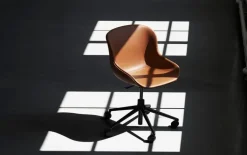 Normann Copenhagen Hyg chair with 5 wheels, swivel, aluminium - brandy leather Ultra