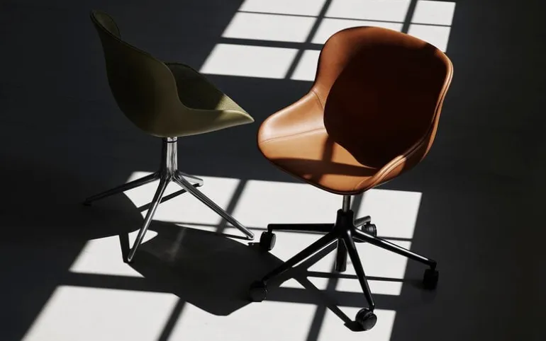 Normann Copenhagen Hyg chair with 5 wheels, swivel, aluminium - brandy leather Ultra