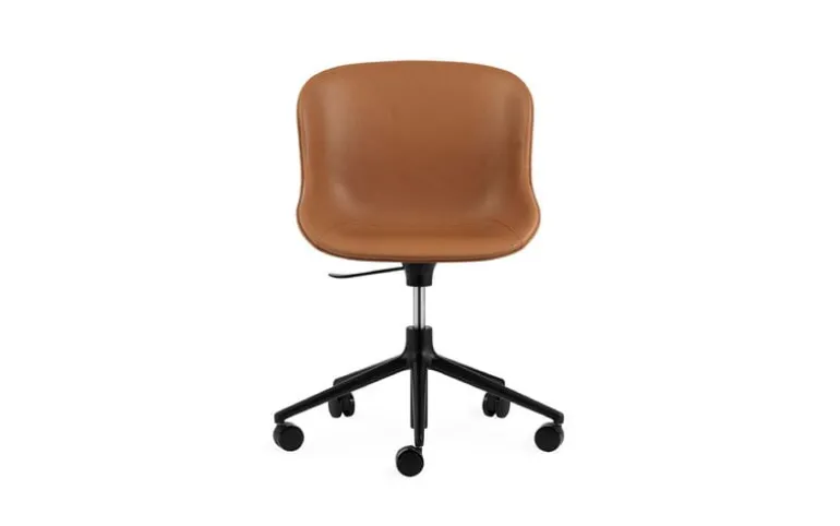 Normann Copenhagen Hyg chair with 5 wheels, swivel, black - brandy leather Ultra