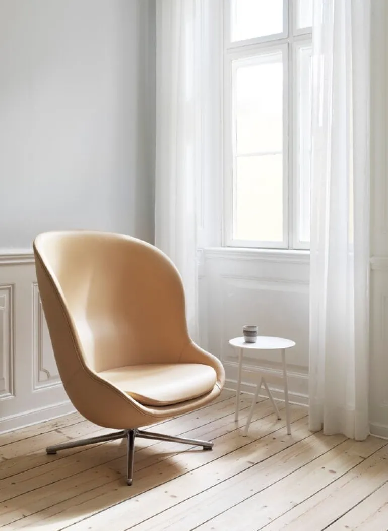 Normann Copenhagen Hyg lounge chair, high, swivel and tilt, aluminium-brandy leathe