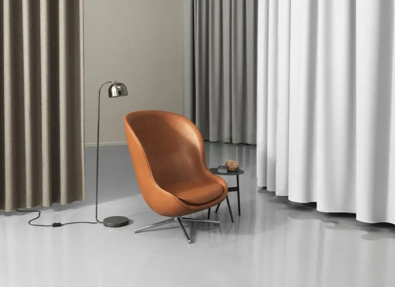 Normann Copenhagen Hyg lounge chair high, swivel, aluminium - brandy leather Ultra