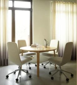 Normann Copenhagen Off chair with 5 wheels, armrests, alu. - black leather Ultra