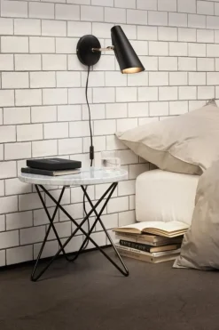 Northern Birdy wall lamp, black - brass