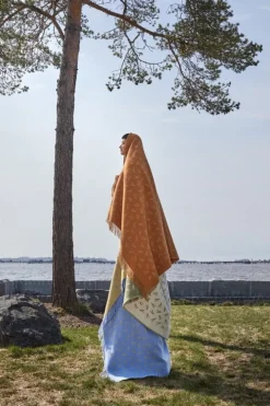 Pidät Pine needles throw, lake