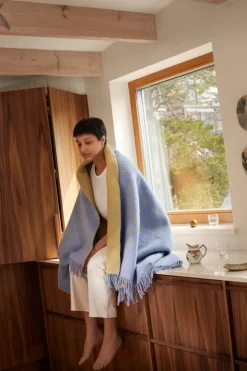 Pidät Pine needles throw, lake