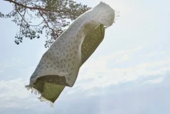 Pidät Pine needles throw, snow