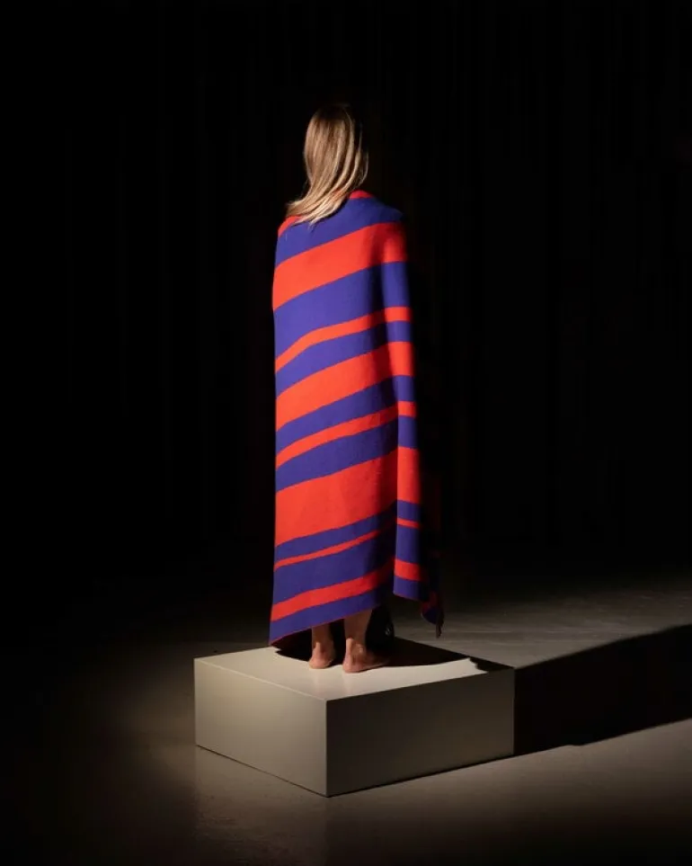 Raawii Brush blanket, blue - red