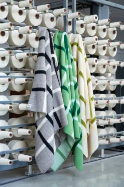 Røros Tweed Knut throw, 135 x 200 cm, dove grey