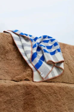 Røros Tweed Kvam throw, 135 x 200 cm, blue