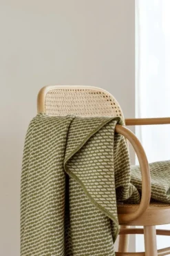 Røros Tweed Mello throw, 150 x 210 cm, leaf green