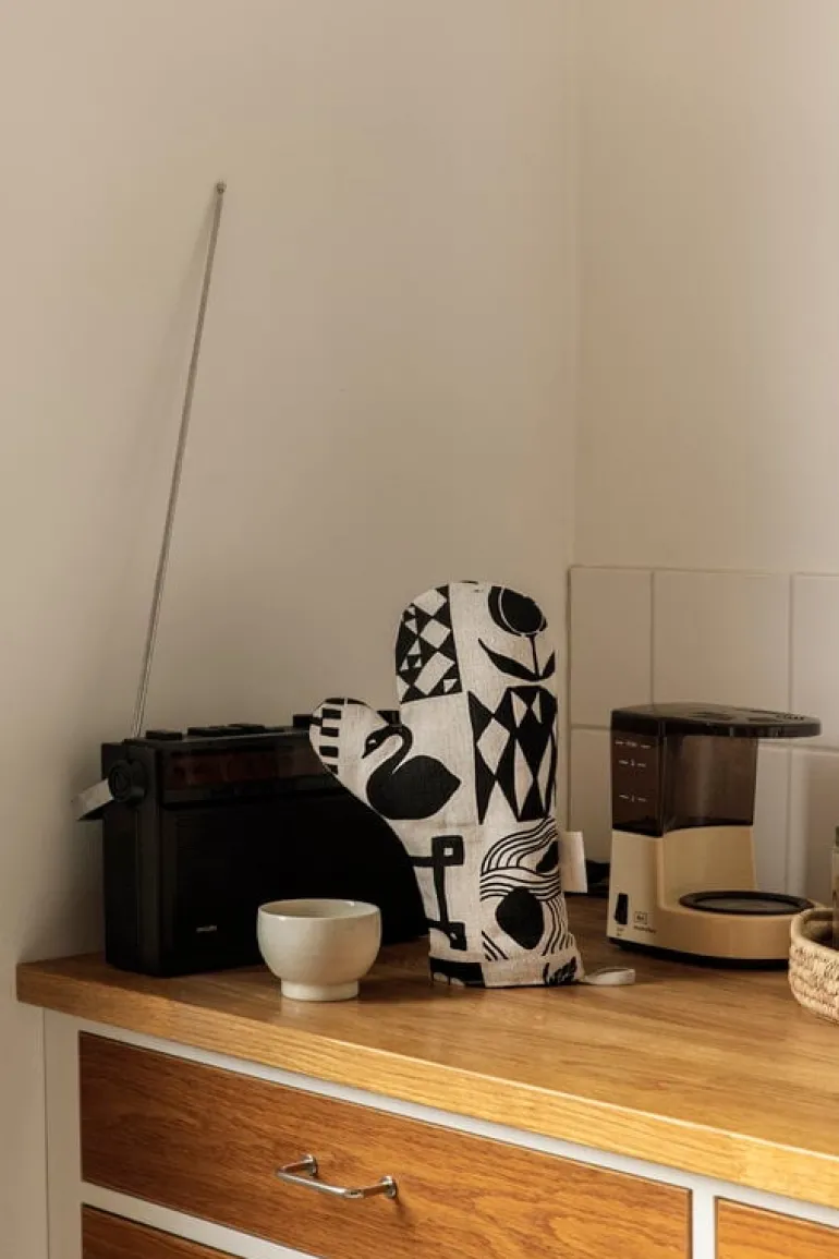 Saana ja Olli Kaukana kotoa oven mitten, beige - black