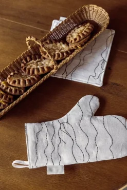 Saana ja Olli Rakkauden meri oven mitten, white - black