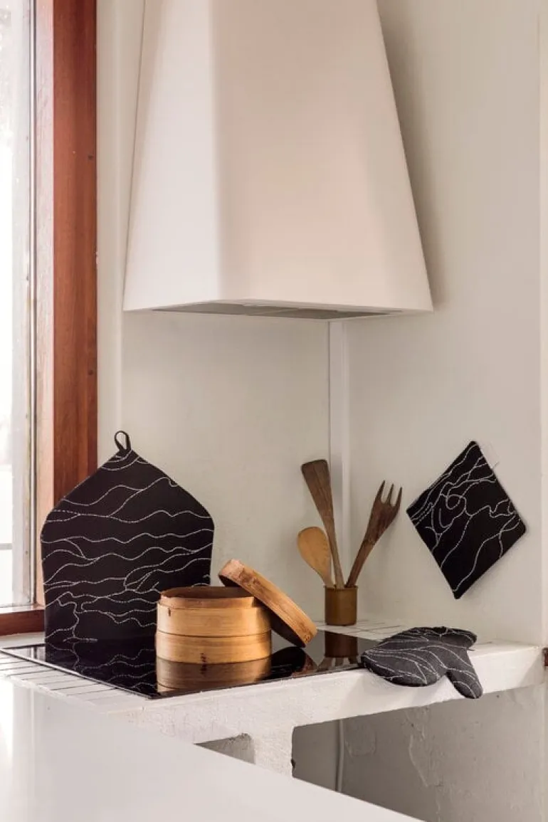 Saana ja Olli Rakkauden meri pot holder, black - white