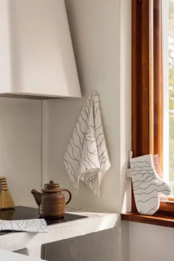 Saana ja Olli Rakkauden meri tea towel/place mat, white - black