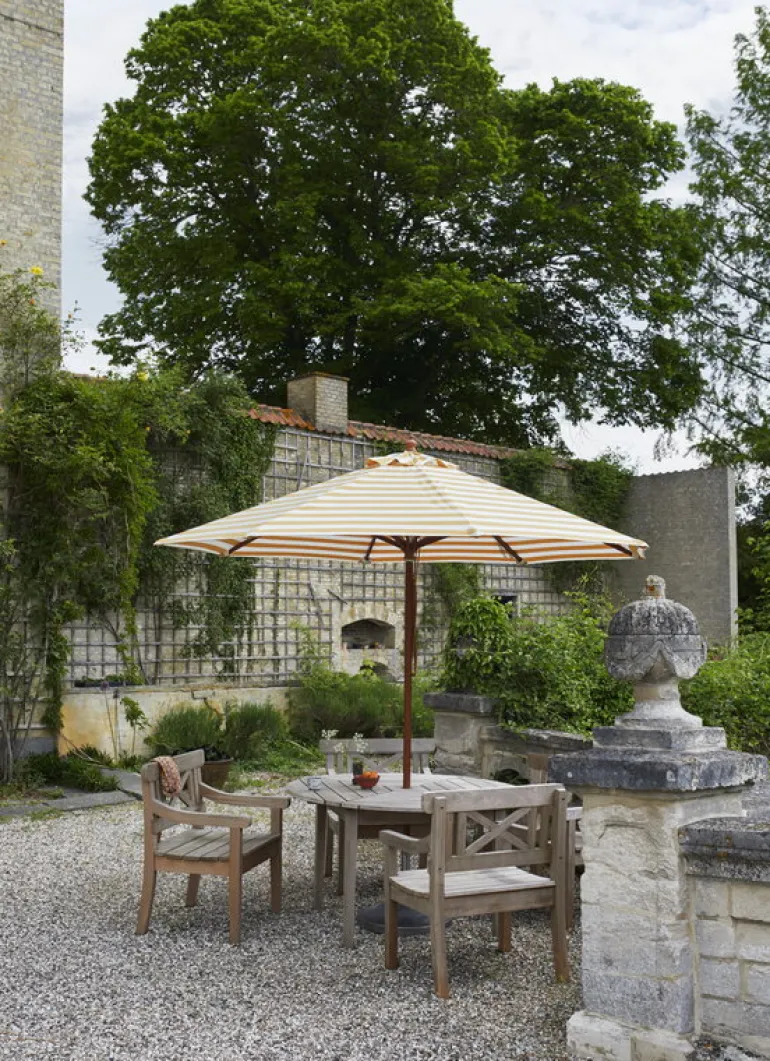 Skagerak Messina parasol ø 270 cm, striped, gold - white