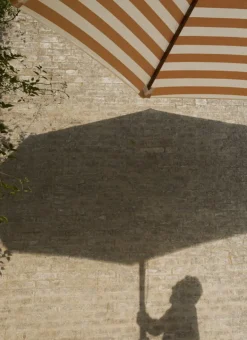 Skagerak Messina parasol ø 270 cm, striped, gold - white