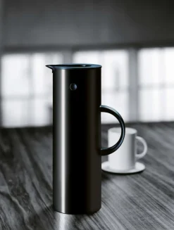 Stelton EM77 vacuum jug 1,0 L, black