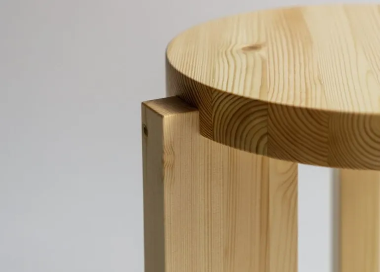 Vaarnii 001 stool, pine