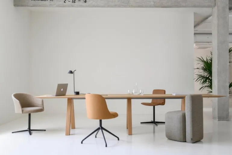 Viccarbe Aleta chair, pyramid swivel base, black - Remix 433